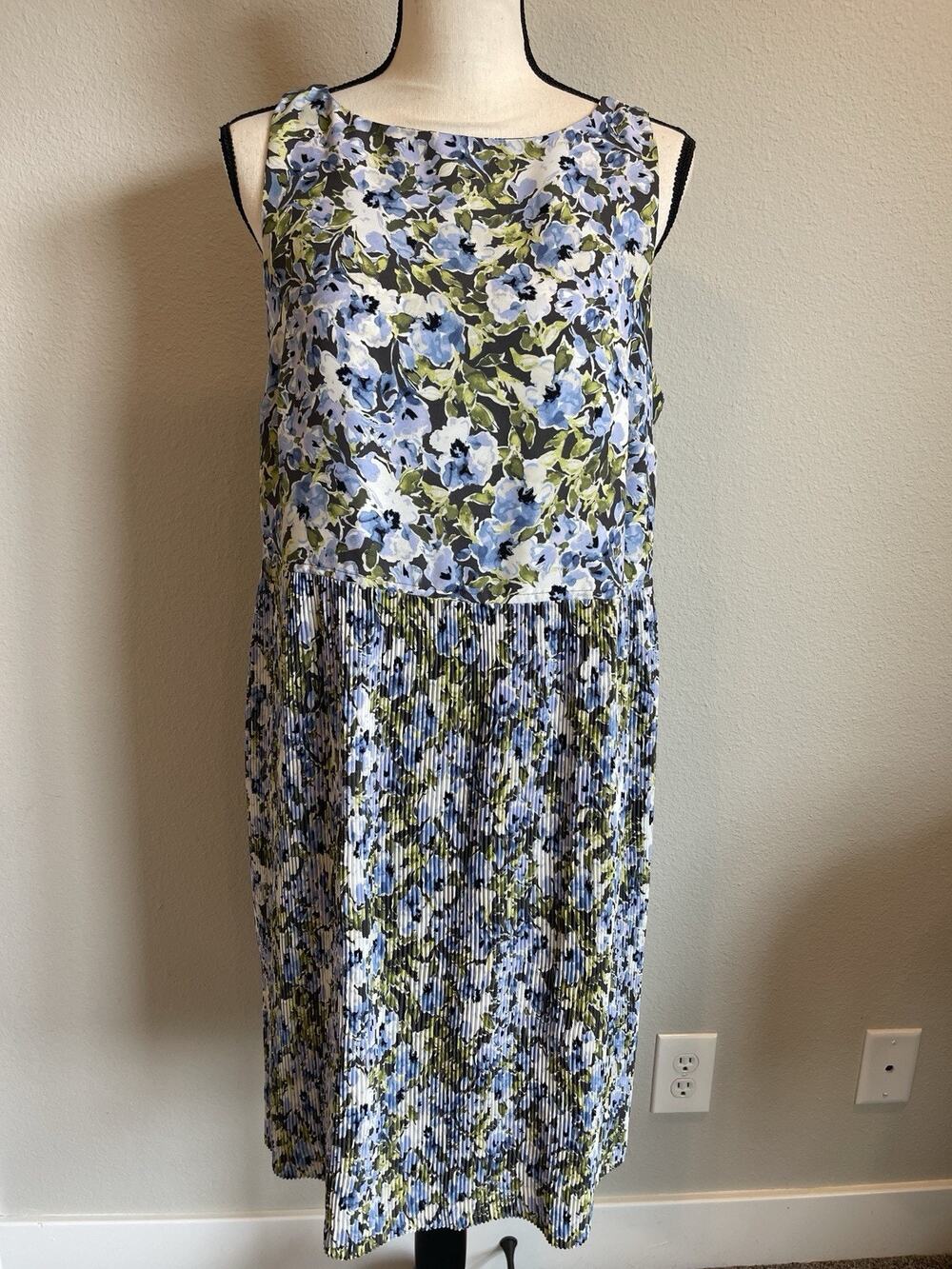 J Jill Women’s Medium Micro Accordion Pleated Floral “granite Water” Dress